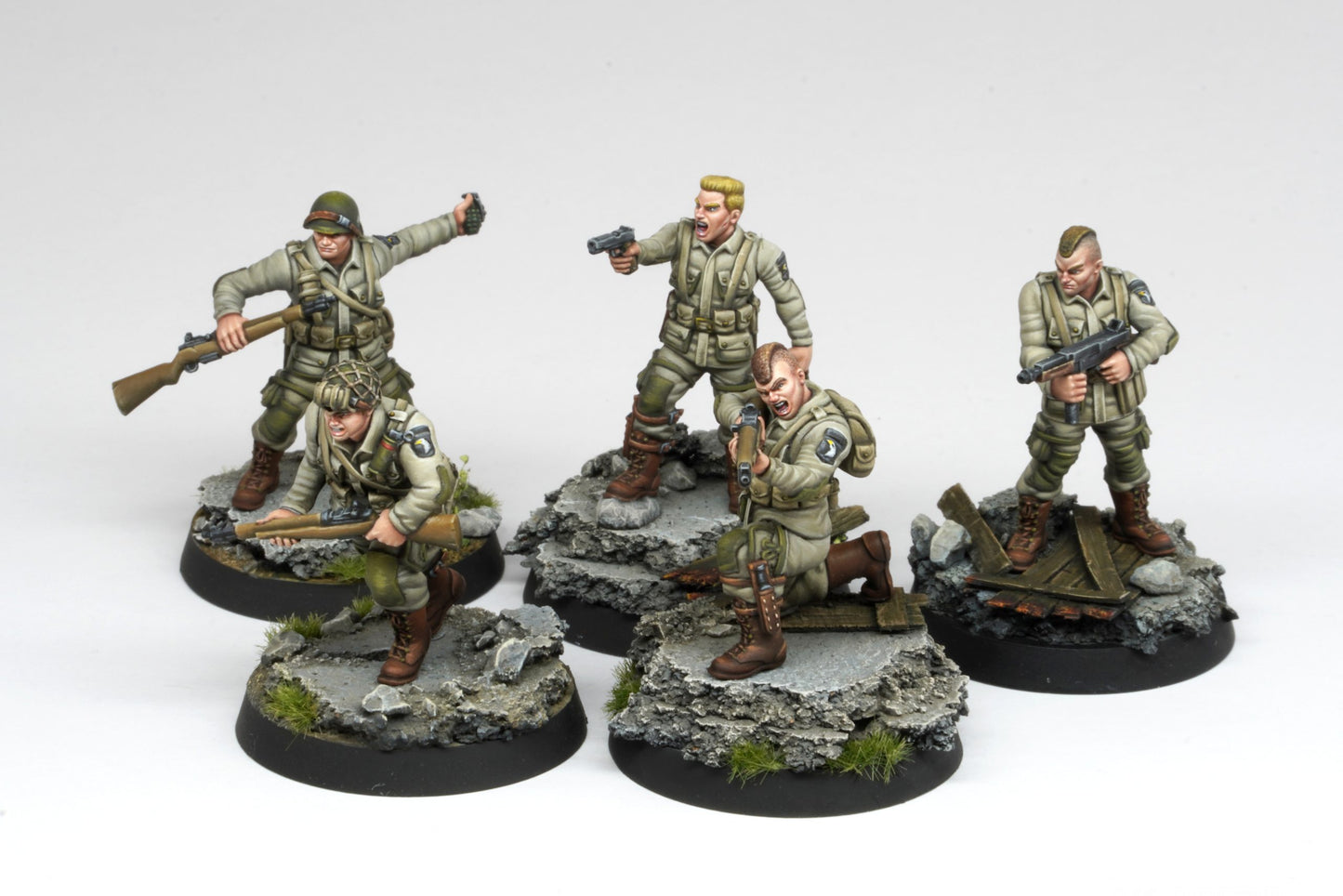 5 plastic painted military miniatures with weapons of Fortunate Sons miniature game