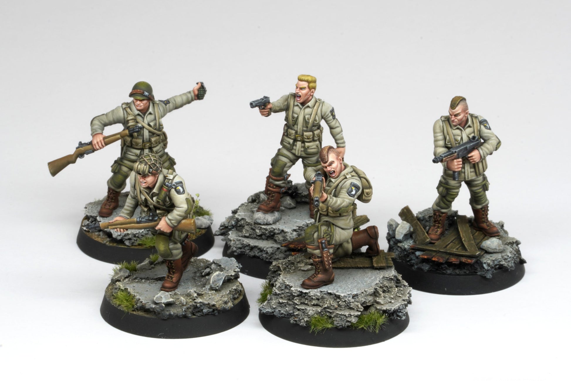 5 plastic painted military miniatures with weapons of Fortunate Sons miniature game