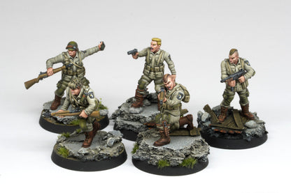 5 plastic painted military miniatures with weapons of Fortunate Sons miniature game