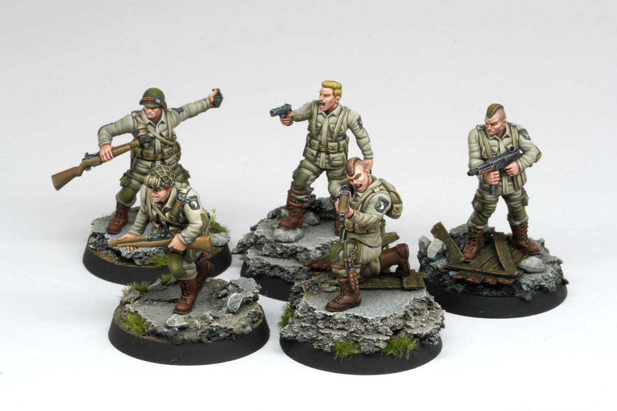 5 plastic painted military miniatures with weapons of Fortunate Sons miniature game