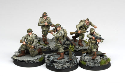 5 plastic painted military miniatures with weapons of Fortunate Sons miniature game