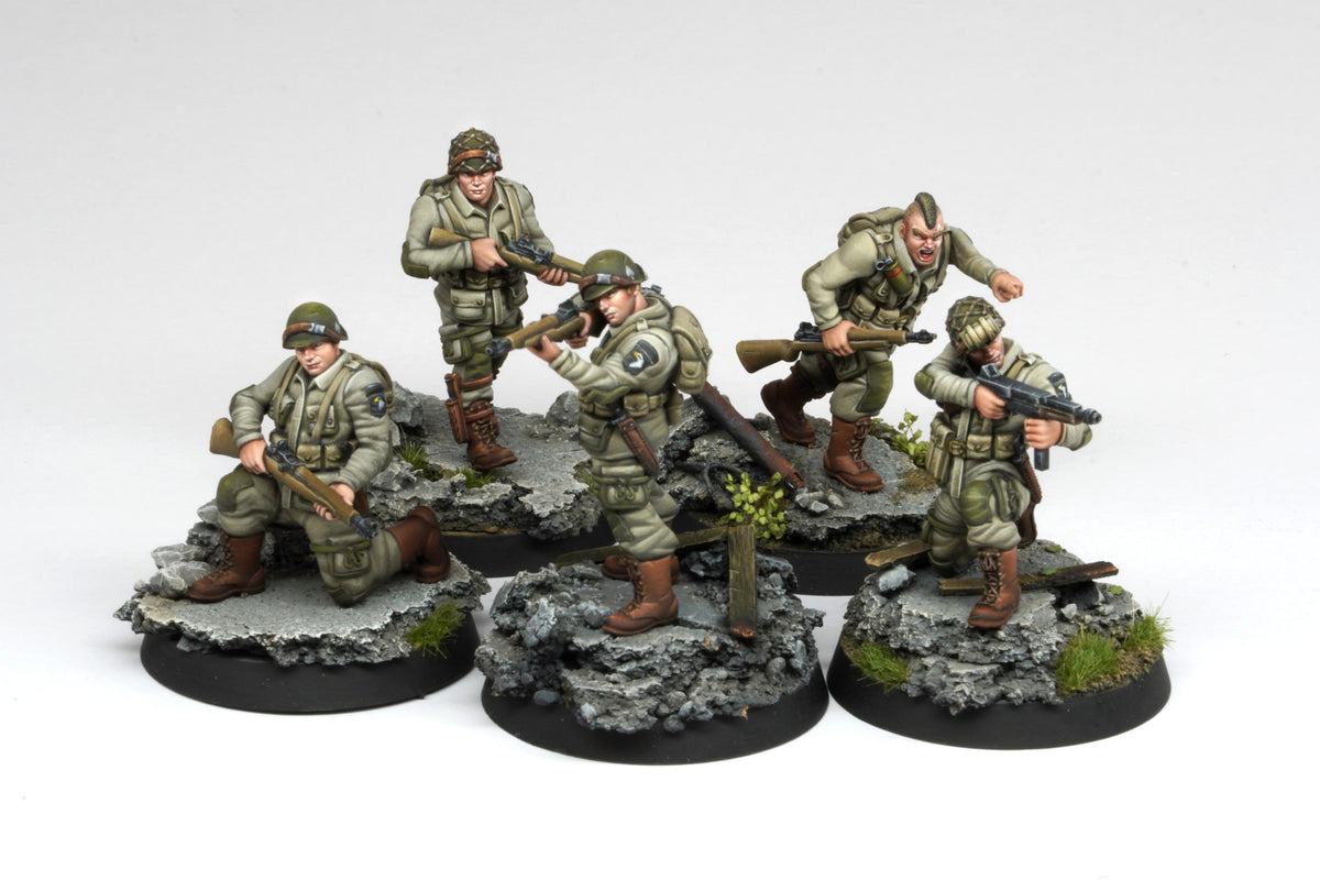 5 plastic painted military miniatures with weapons of Fortunate Sons miniature game