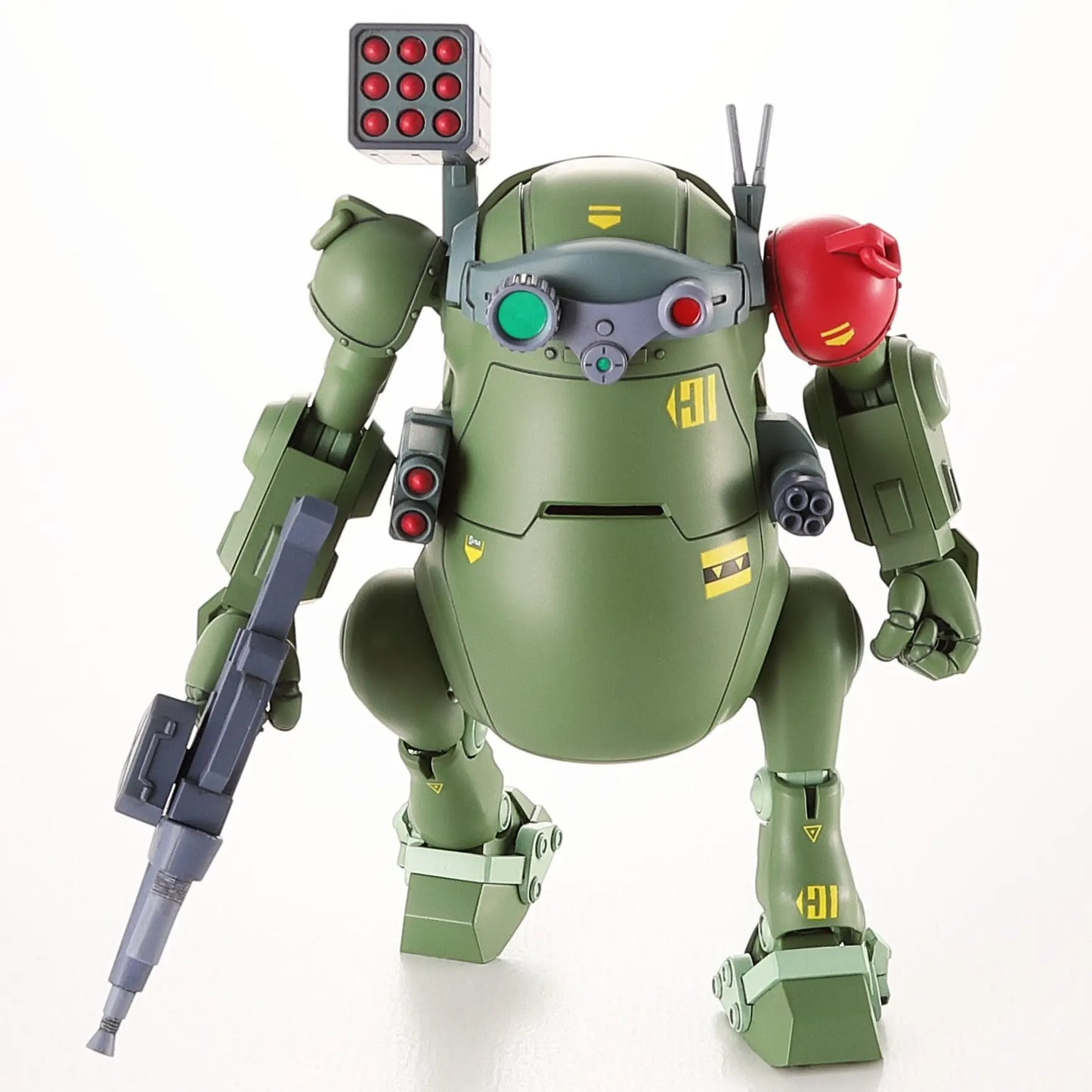 Green military mecha model, armed with a rifle and shoulder missiles, crouching