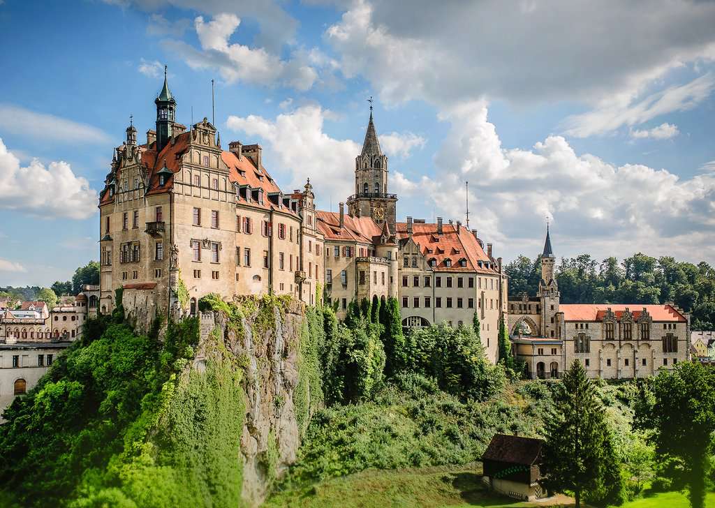 Ravensburger - Sigmaringen Castle Germany - Beautiful Castles 1000 Piece Jigsaw - Good Games