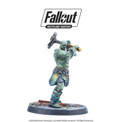 Fallout Wasteland Warfare miniature: a muscular, green Super Mutant raises a large, crude hammer