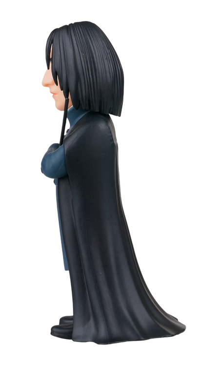 Angled view of Minix Snape in classic stance