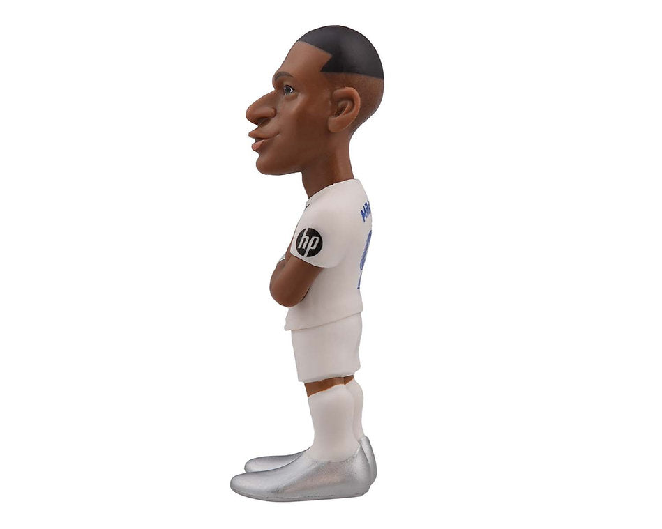 Rear view highlighting the “7” jersey number and dynamic arm posture