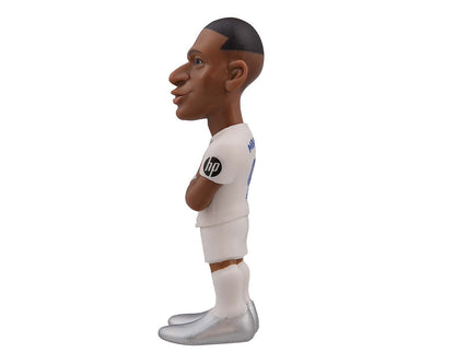 Rear view highlighting the “7” jersey number and dynamic arm posture