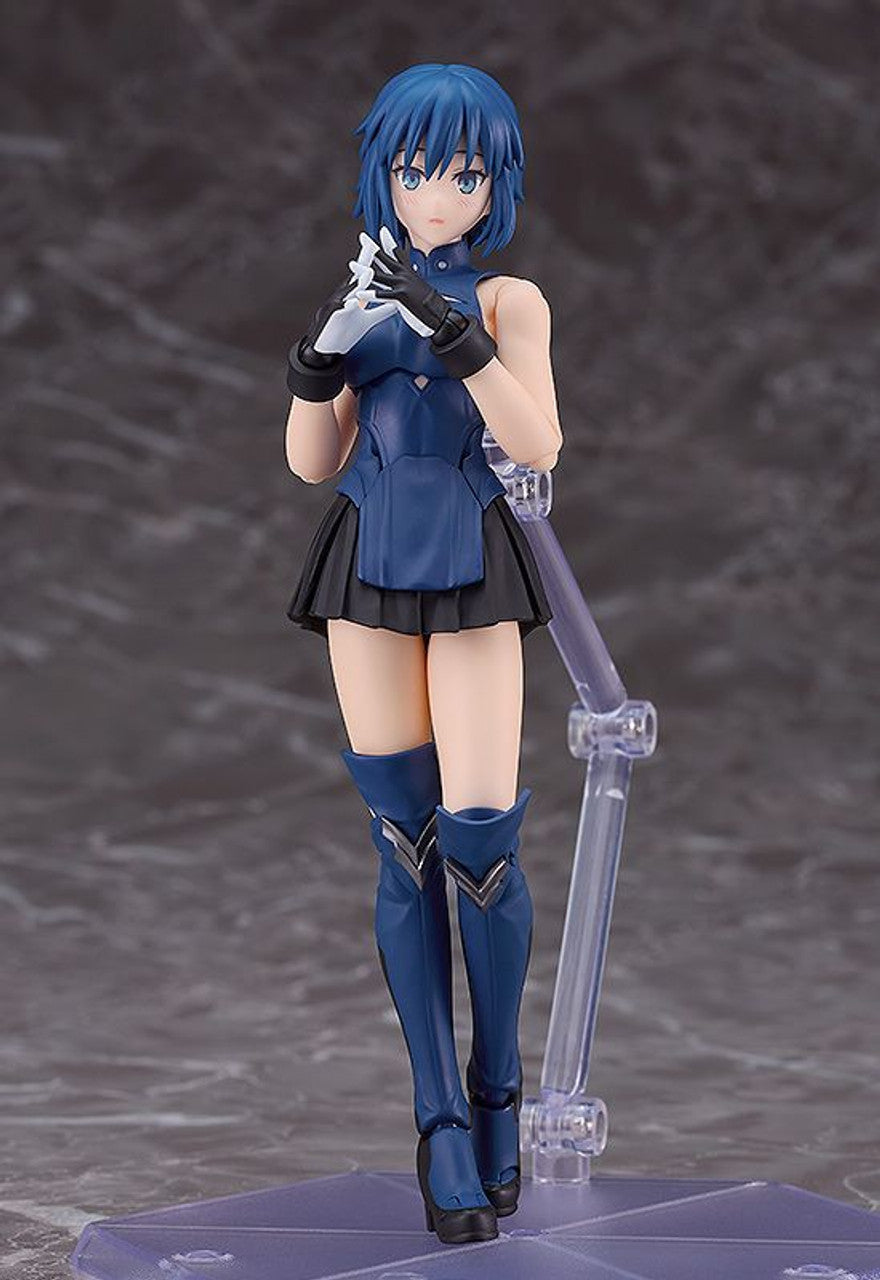 Ciel with dual wielding knives in action stance