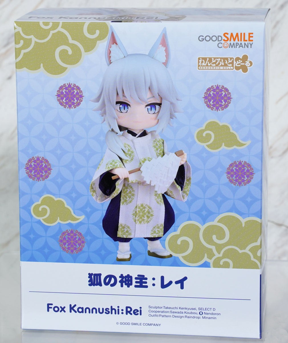 Nendoroid Doll Fox Kannushi Rei in traditional Japanese outfit holding a white fan on retail box with clouds and floral patterns