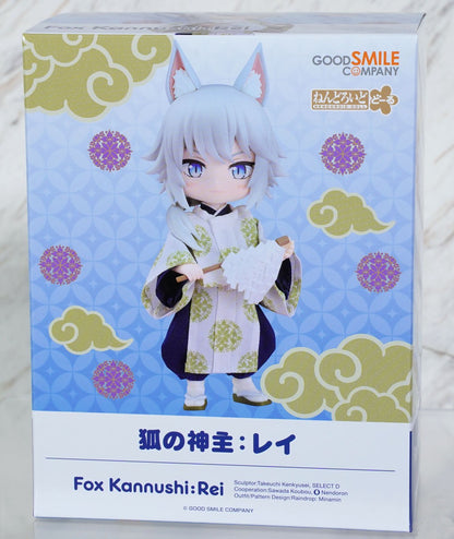 Nendoroid Doll Fox Kannushi Rei in traditional Japanese outfit holding a white fan on retail box with clouds and floral patterns