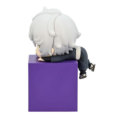 Hells Paradise Hikkake Gabimaru figure with white hair and gray outfit resting on a purple block