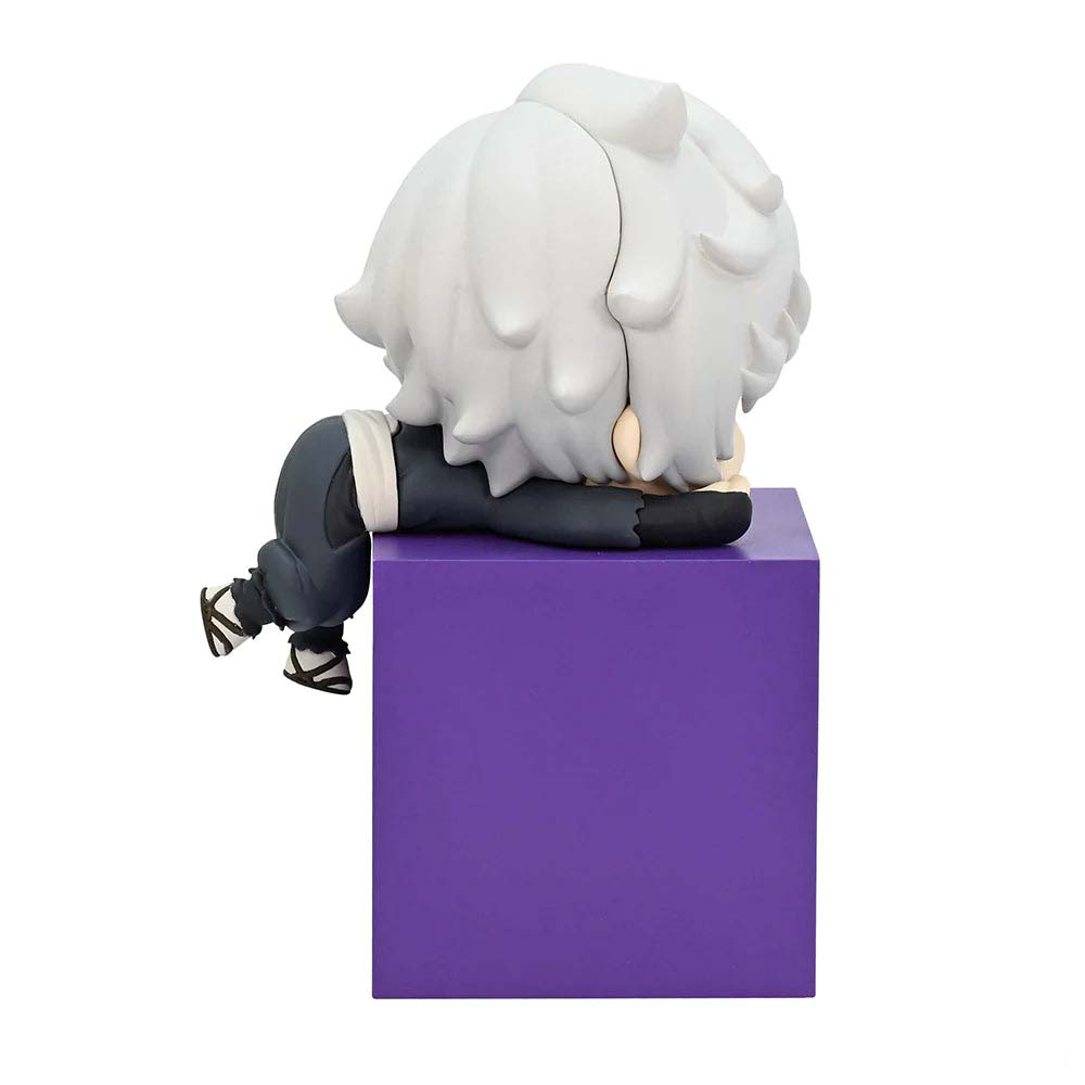Hells Paradise Hikkake Gabimaru figure in black and gray outfit with white spiky hair sitting on a purple block