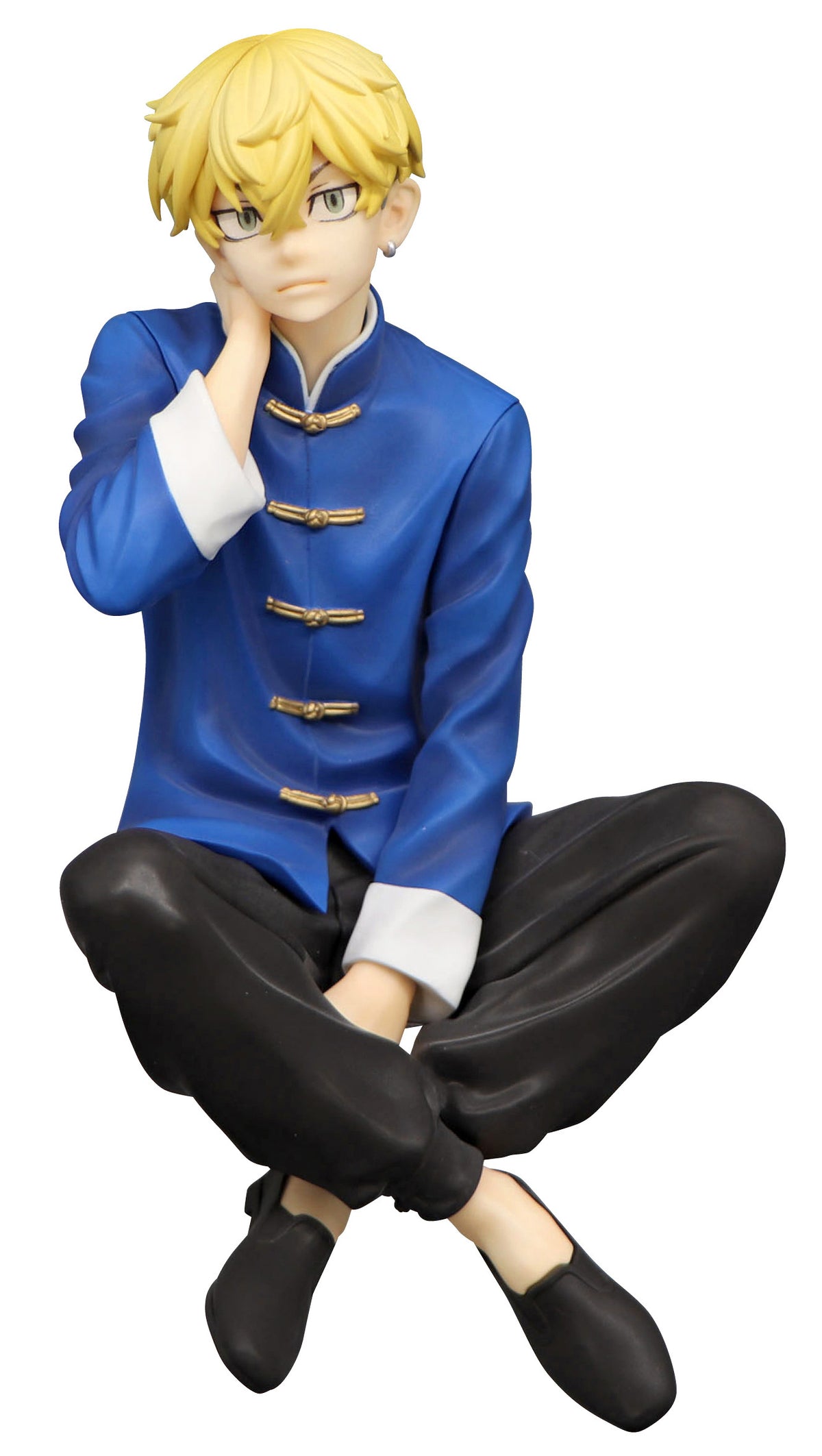 Figure of Chifuyu Matsuno seated casually with legs extended, wearing a black Chinese-style outfit with gold trim and blue inner lining