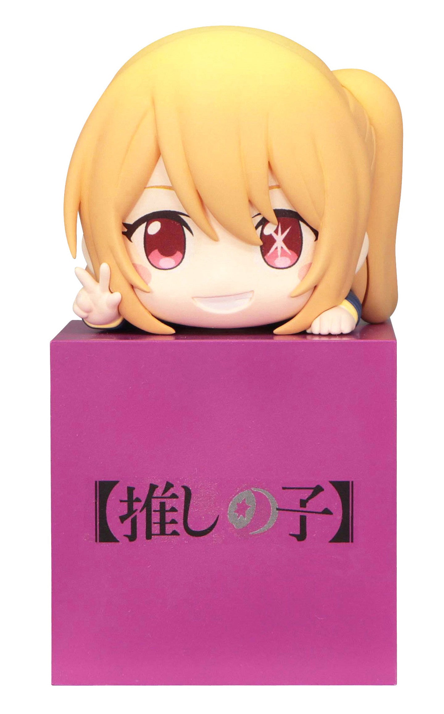 Hikkake Figure Ruby leaning on a white cube base with a bright smile