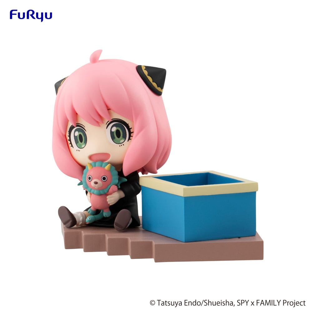 Anya Forger figure side view showing her pink hair and uniform detail