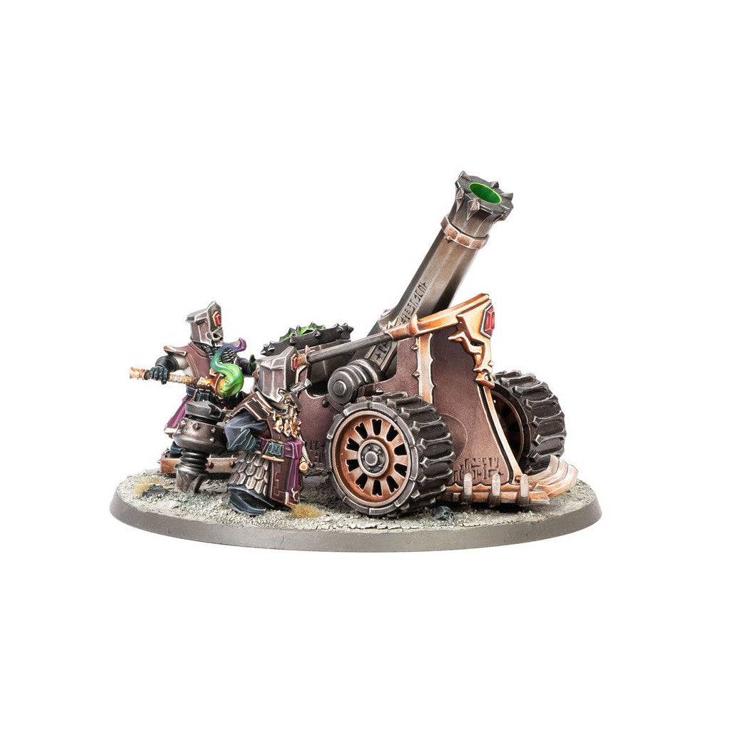 Helsmiths of Hashut Deathshrieker Rocket Battery miniature, showing a massive cannon mounted on wheels attended by two Chaos Dwarf crew