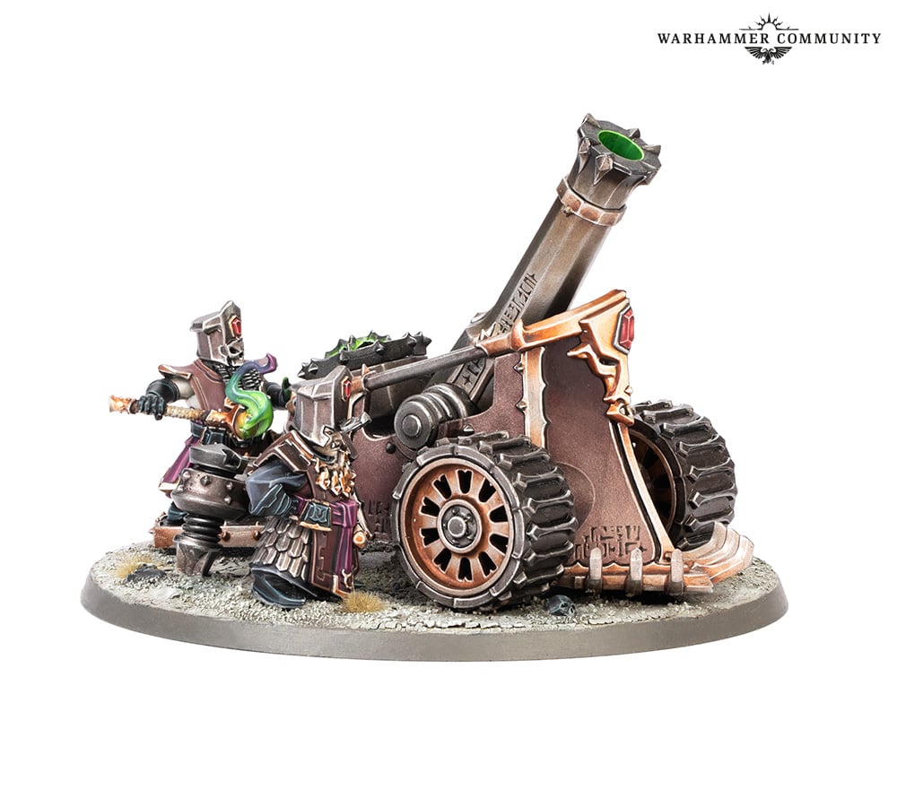 Miniature featuring two armored crew operating a massive wheeled siege cannon