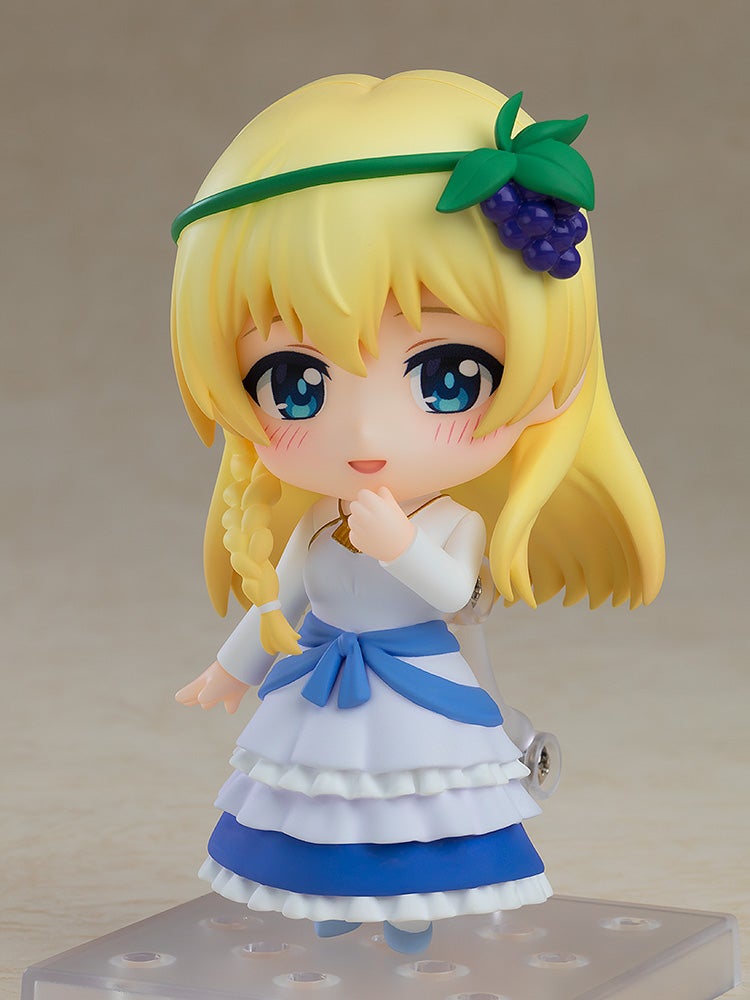 Nendoroid Iris seated on her knees with joyful face and crown accessory