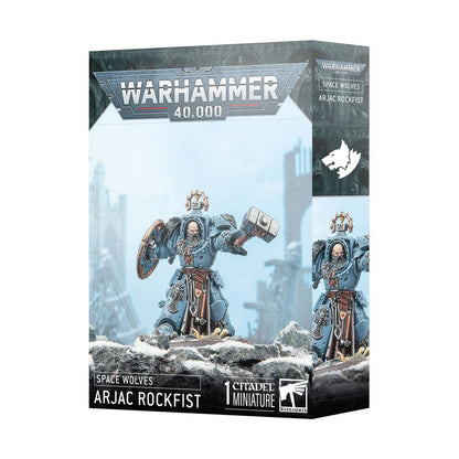 Warhammer 40K Arjac Rockfist miniature box, Bearded Space Wolf in grey armor, holding hammer and shield on snow
