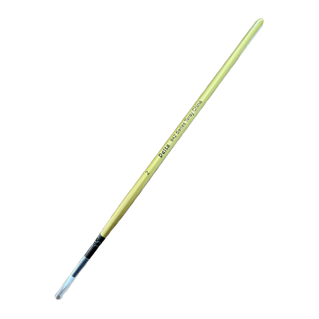 A light-colored Delta 942 Series size 2 detail brush with synthetic bristles and a clear protective cap