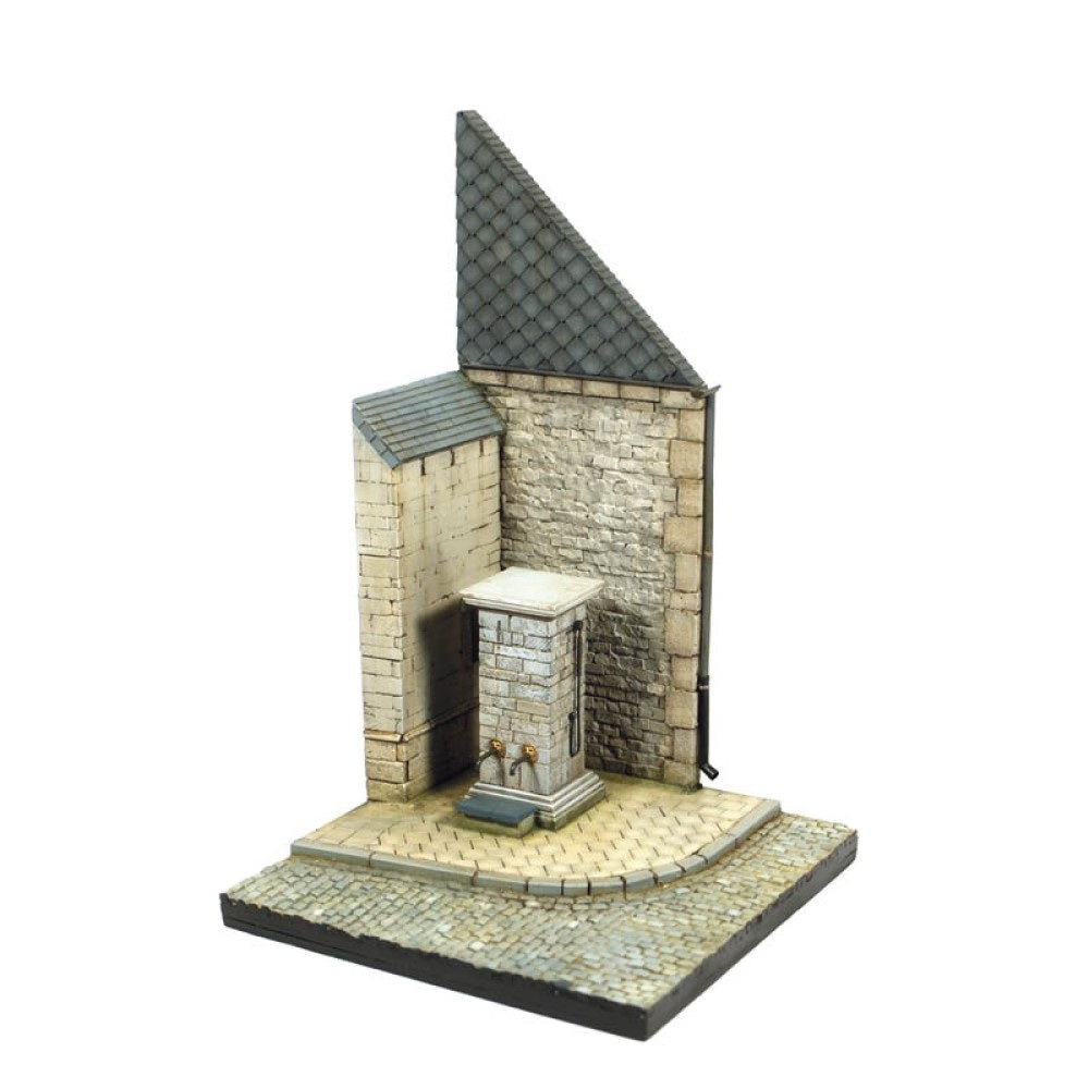 Vallejo Scenics Base 1/35 Street Corner with Waterpump - Good Games