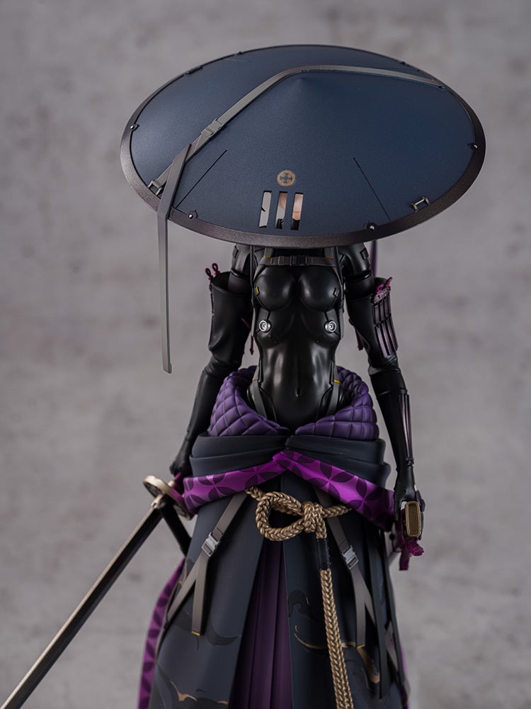 A detailed figure of a female warrior in black armor and a wide disc-shaped hat, with a katana at her hip