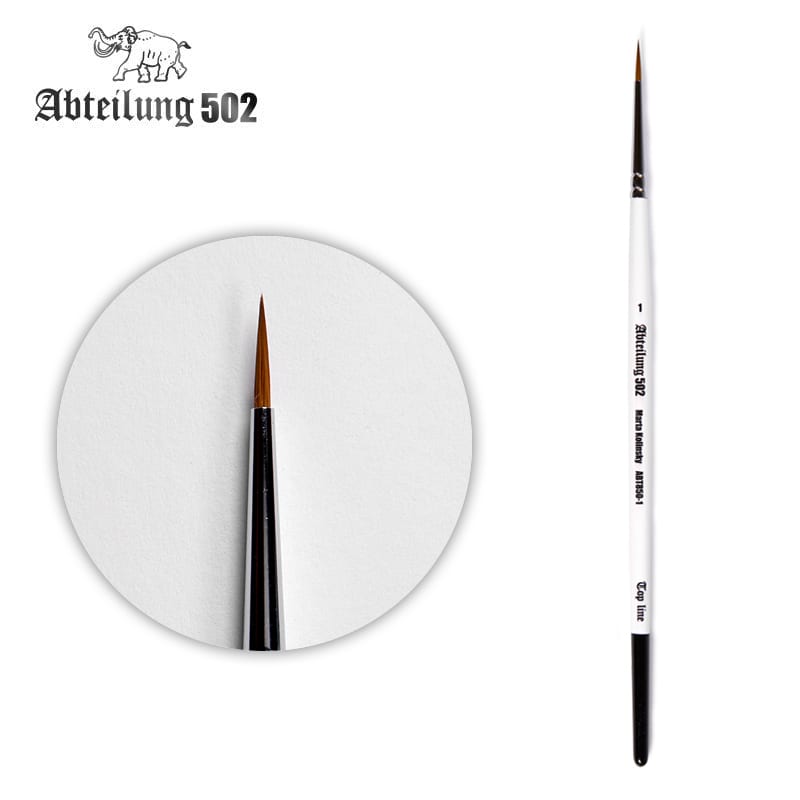 Abteilung 502 Kolinsky fine-tip detail brush -  with a magnified view of its tip