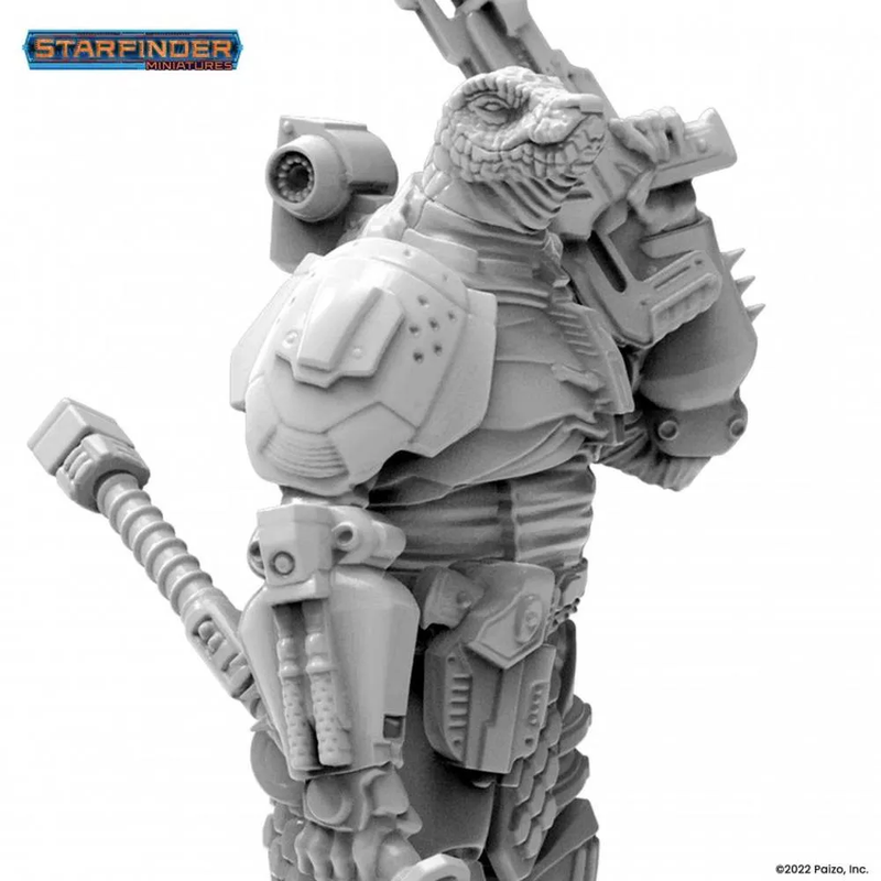Grey Starfinder Obozaya Vesk Soldier miniature: Armored reptilian warrior with a large rifle and staff