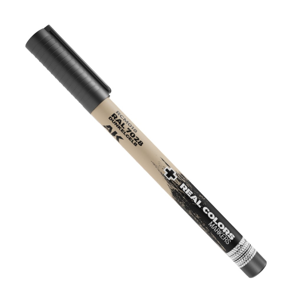 A beige marker pen with a dark grey cap, labeled AK Real Colors RAL 7028 Dunkelgelb