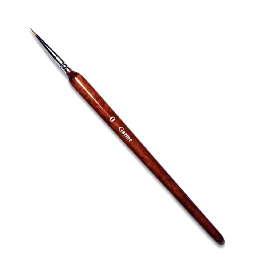 A fine-tipped paintbrush with a brown wooden handle, silver ferrule, and '0 Garmr' label