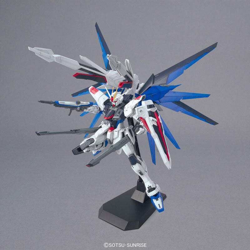 Bandai MG ZGMF-X10A Freedom Gundam VER.2.0