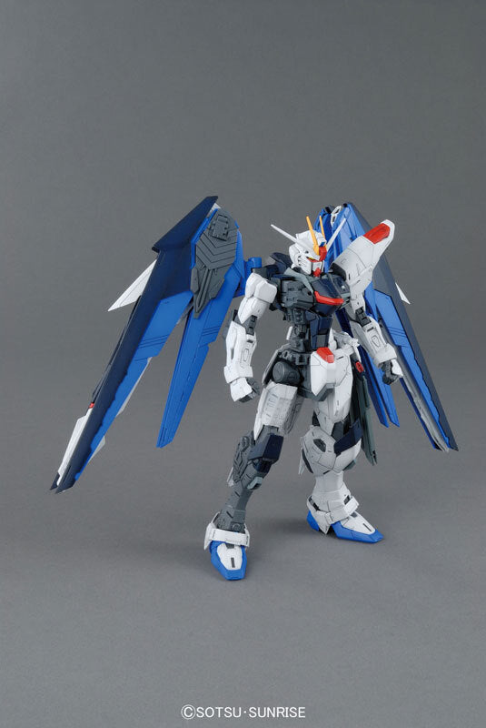 Bandai MG ZGMF-X10A Freedom Gundam VER.2.0