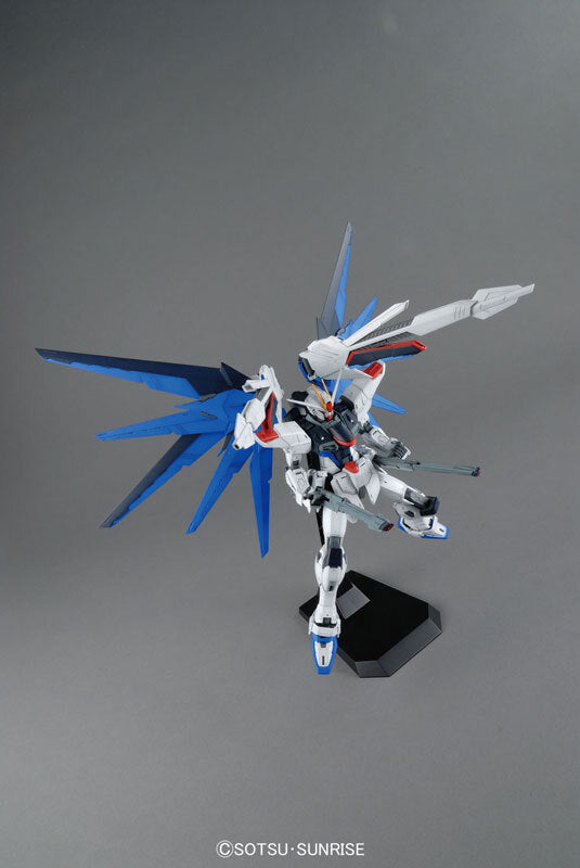 Bandai MG ZGMF-X10A Freedom Gundam VER.2.0