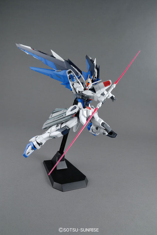 Bandai MG ZGMF-X10A Freedom Gundam VER.2.0