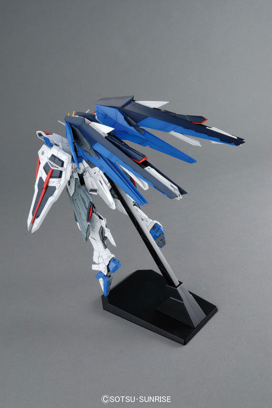 Bandai MG ZGMF-X10A Freedom Gundam VER.2.0